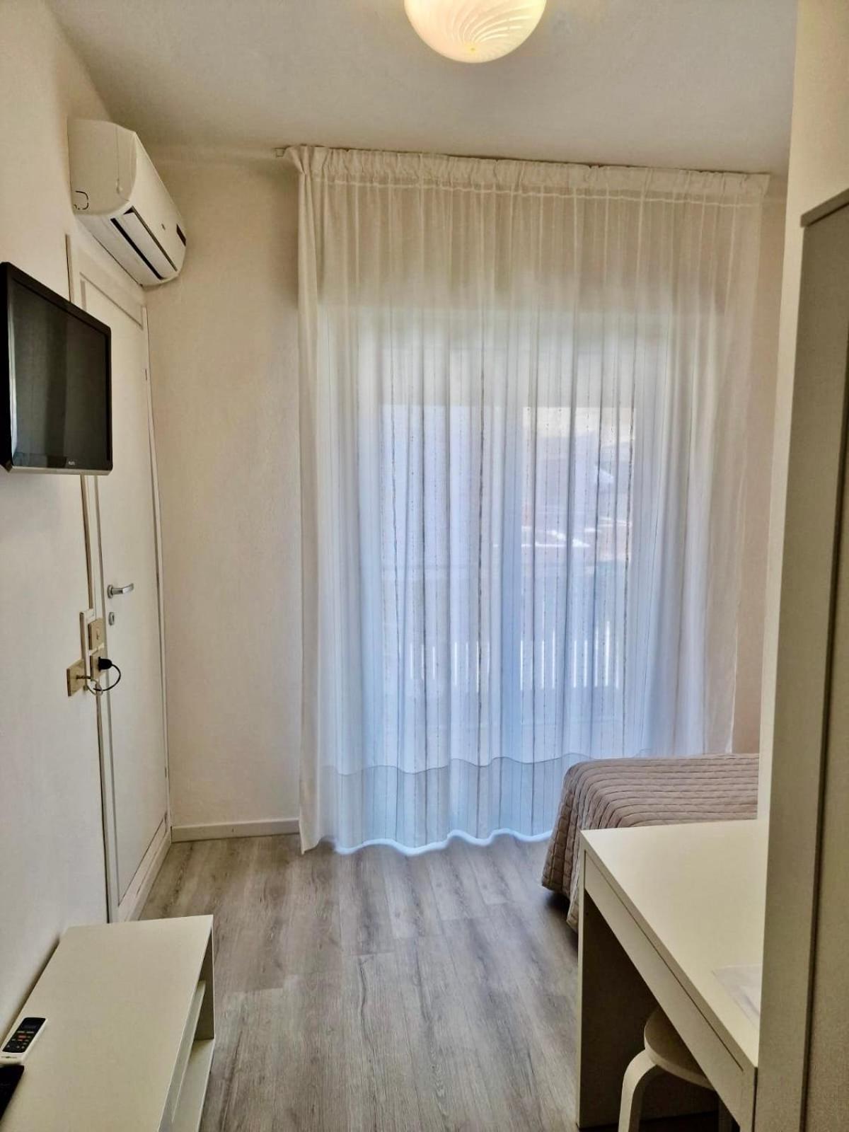 Hotel Augusta Каорле Экстерьер фото