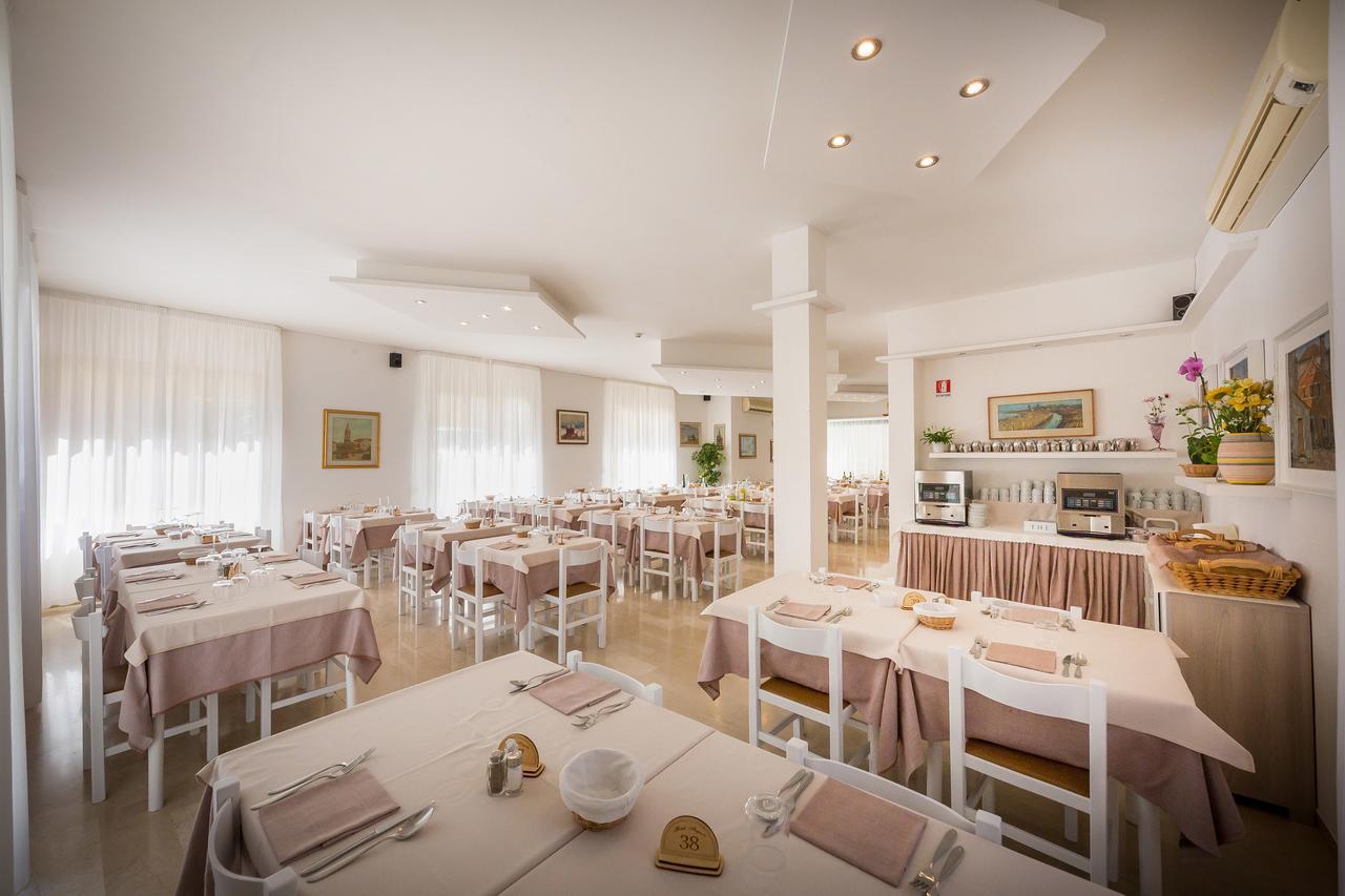Hotel Augusta Каорле Экстерьер фото