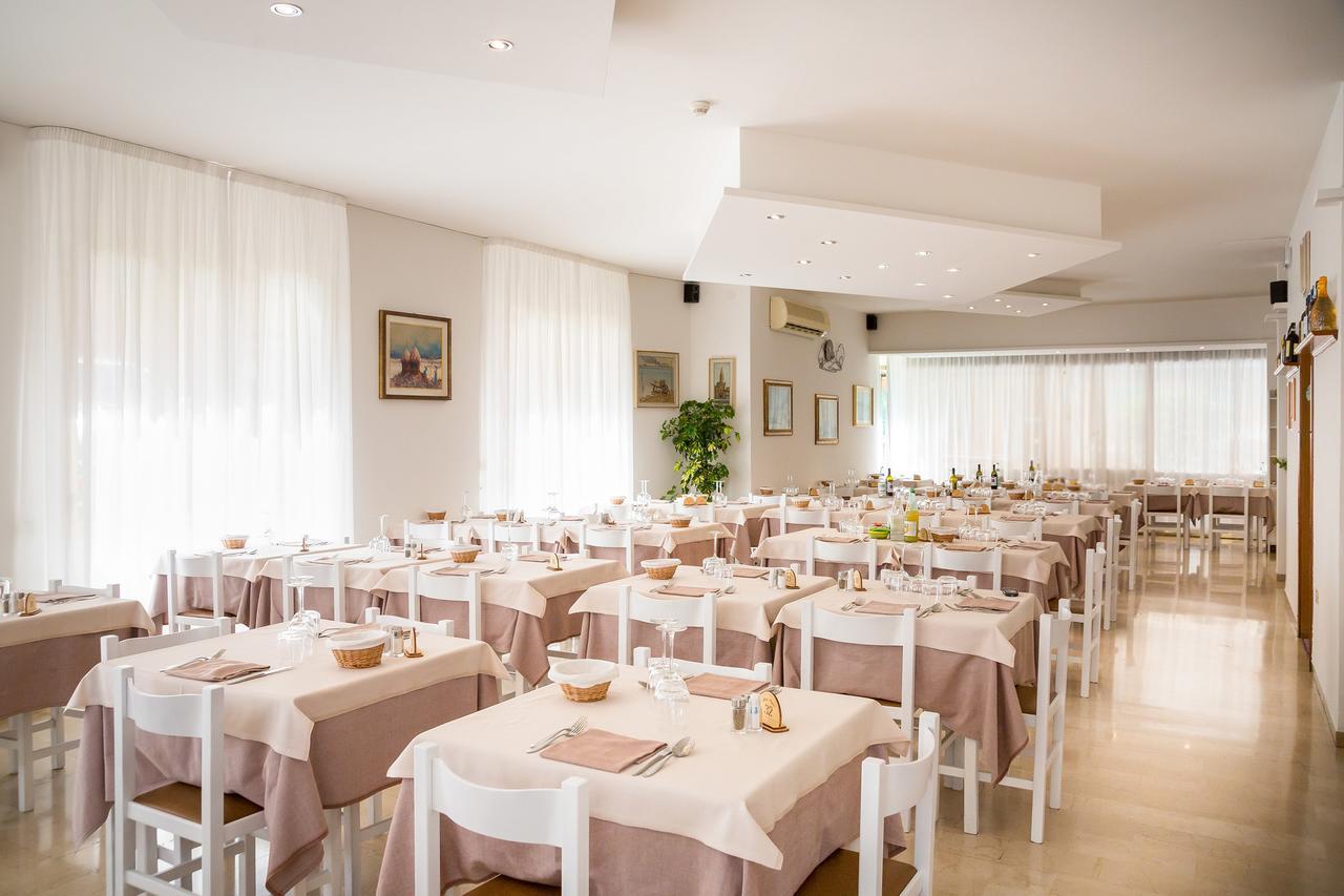 Hotel Augusta Каорле Экстерьер фото
