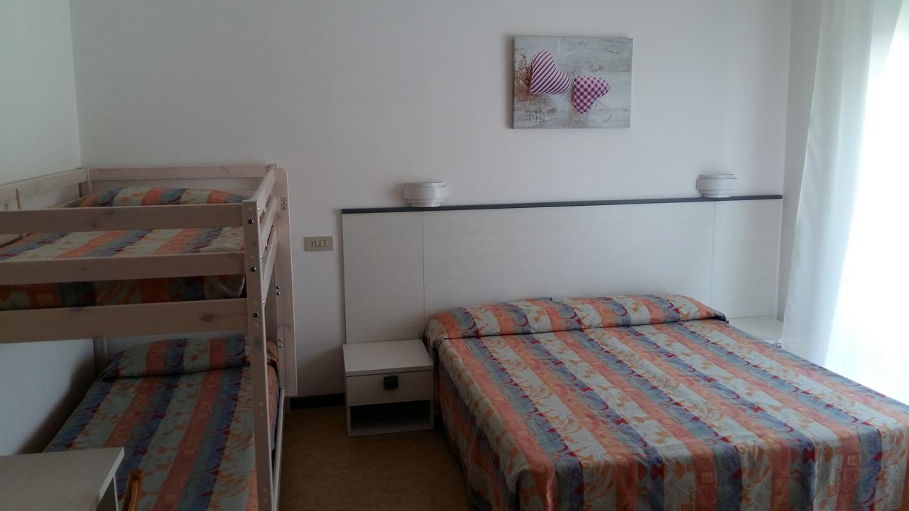 Hotel Augusta Каорле Экстерьер фото